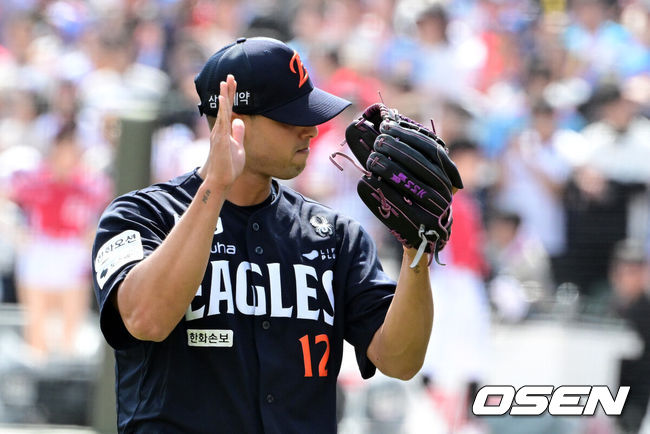 [OSEN=부산, 지형준 기자] 19일 부산 사직야구장에서 2026 신한 SOL KBO리그 롯데 자이언츠와 한화 이글스의 경기가 열렸다.롯데는 박세웅, 한화는 에르난데스가 선발로 나섰다.2회말 수비를 마친 한화 에르난데스가 더그아웃으로 향하고 있다. 2026.04.19&nbsp;/ jpnews@osen.co.kr
