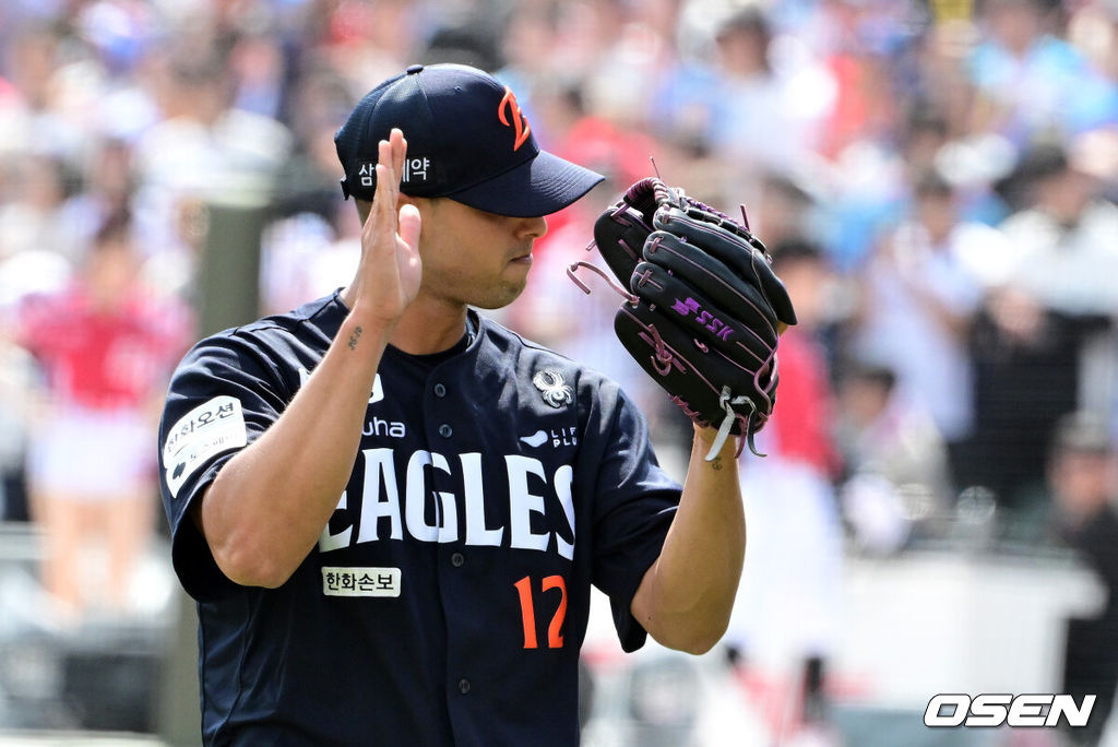 19일 부산 사직야구장에서 2026 신한 SOL KBO리그 롯데 자이언츠와 한화 이글스의 경기가 열렸다.롯데는 박세웅, 한화는 에르난데스가 선발로 나섰다.2회말 수비를 마친 한화 에르난데스가 더그아웃으로 향하고 있다. 2026.04.19 / jpnews@osen.co.kr