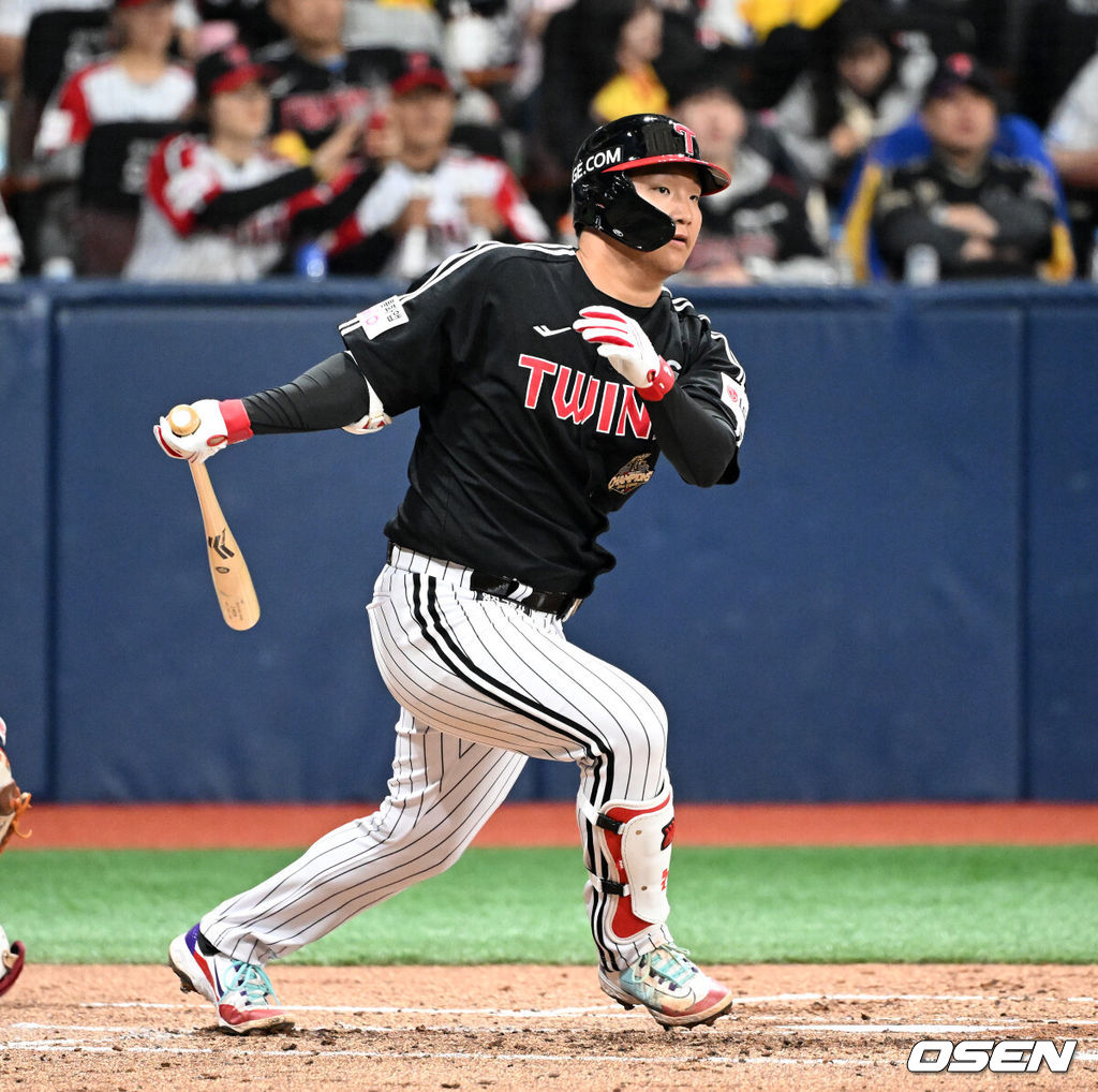 5일 서울 고척스카이돔에서 2026 신한 SOL KBO리그 키움 히어로즈와 LG 트윈스의 경기가 열렸다.이날 키움은 와일스, LG는 톨허스트를 선발로 내세웠다.3횣 2사에서 LG 문보경이 우전 안타를 치고 있다. 2026.04.05 /sunday@osen.co.kr
