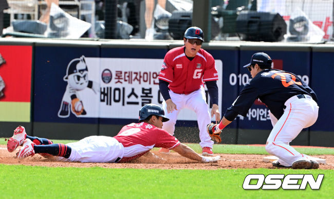 [OSEN=부산, 지형준 기자] 19일 부산 사직야구장에서 2026 신한 SOL KBO리그 롯데 자이언츠와 한화 이글스의 경기가 열렸다.롯데는 박세웅, 한화는 에르난데스가 선발로 나섰다.4회말 1사 1루에서 롯데 전준우가 우전 안타를 날리고 2루로 향하다 귀루하며 한화 채은성에 태그아웃 당하고 있다. 2026.04.19&nbsp;/ jpnews@osen.co.kr