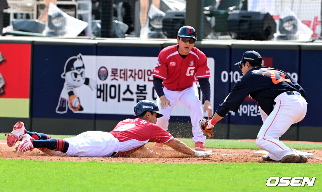 19일 부산 사직야구장에서 2026 신한 SOL KBO리그 롯데 자이언츠와 한화 이글스의 경기가 열렸다.롯데는 박세웅, 한화는 에르난데스가 선발로 나섰다.4회말 1사 1루에서 롯데 전준우가 우전 안타를 날리고 2루로 향하다 귀루하며 한화 채은성에 태그아웃 당하고 있다. 2026.04.19 / jpnews@osen.co.kr