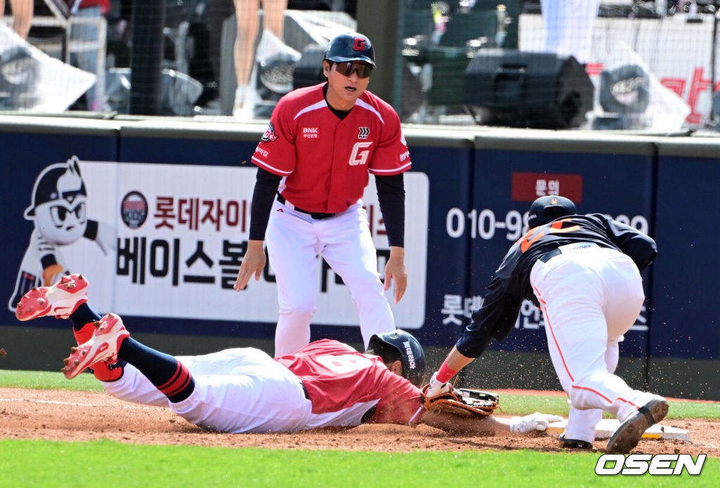 19일 부산 사직야구장에서 2026 신한 SOL KBO리그 롯데 자이언츠와 한화 이글스의 경기가 열렸다.롯데는 박세웅, 한화는 에르난데스가 선발로 나섰다.4회말 1사 1루에서 롯데 전준우가 우전 안타를 날리고 2루로 향하다 귀루하며 한화 채은성에 태그아웃 당하고 있다. 2026.04.19 / jpnews@osen.co.kr