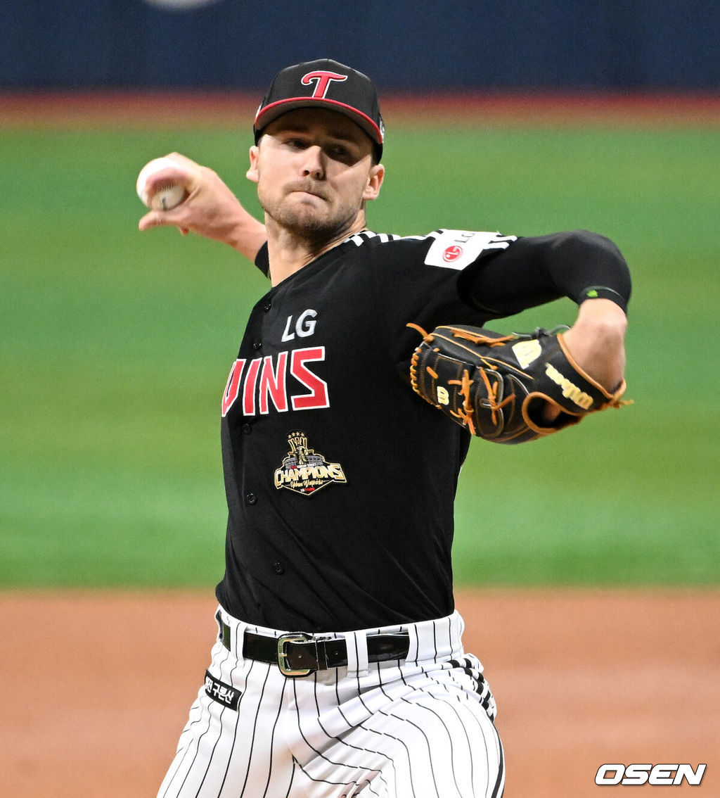 5일 서울 고척스카이돔에서 2026 신한 SOL KBO리그 키움 히어로즈와 LG 트윈스의 경기가 열렸다.이날 키움은 와일스, LG는 톨허스트를 선발로 내세웠다.1회말 무사에서 LG 선발투수 톨허스트가 역투하고 있다. 2026.04.05 /sunday@osen.co.kr