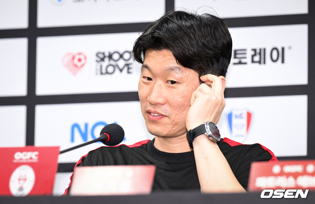 OGFC와 수원삼성 블루윙즈 레전드 매치 ‘OGFC: THE LEGENDS ARE BACK’이 19일 수원월드컵경기장에서 열린다.OGFC는 박지성, 리오 퍼디난드, 라이언 긱스, 파트리스 에브라 등 프리미어리그 황금기를 대표하는 레전드들이 축구 콘텐츠·이벤트 제작사 슛포러브와 함께 결성한 신생 독립팀이다.OGFC 박지성이 취재진의 질문을 듣고 있다. 2026.04.19 /cej@osen.co.kr