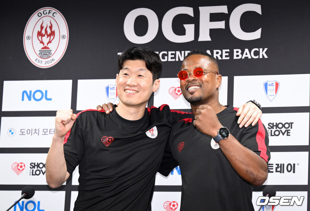 OGFC와 수원삼성 블루윙즈 레전드 매치 ‘OGFC: THE LEGENDS ARE BACK’이 19일 수원월드컵경기장에서 열린다.OGFC는 박지성, 리오 퍼디난드, 라이언 긱스, 파트리스 에브라 등 프리미어리그 황금기를 대표하는 레전드들이 축구 콘텐츠·이벤트 제작사 슛포러브와 함께 결성한 신생 독립팀이다.OGFC 박지성, 에브라가 포즈를 취하고 있다. 2026.04.19 /cej@osen.co.kr