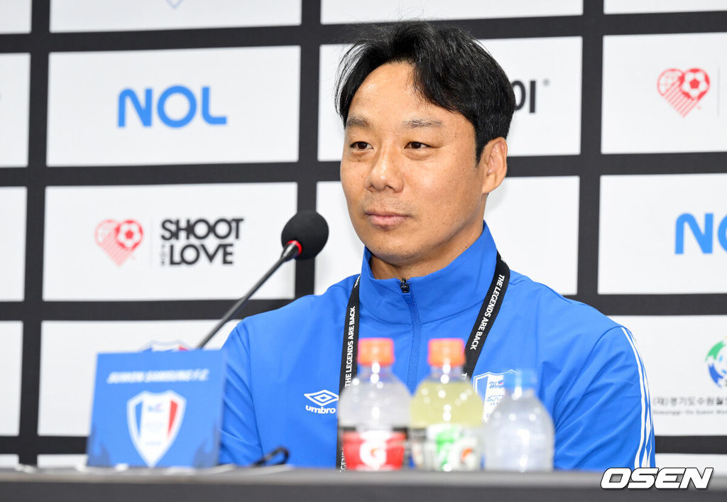 OGFC와 수원삼성 블루윙즈 레전드 매치 ‘OGFC: THE LEGENDS ARE BACK’이 19일 수원월드컵경기장에서 열린다.OGFC는 박지성, 리오 퍼디난드, 라이언 긱스, 파트리스 에브라 등 프리미어리그 황금기를 대표하는 레전드들이 축구 콘텐츠·이벤트 제작사 슛포러브와 함께 결성한 신생 독립팀이다.수원 삼성 염기훈이 취재진 질문을 듣고 있다. 2026.04.19 /cej@osen.co.kr