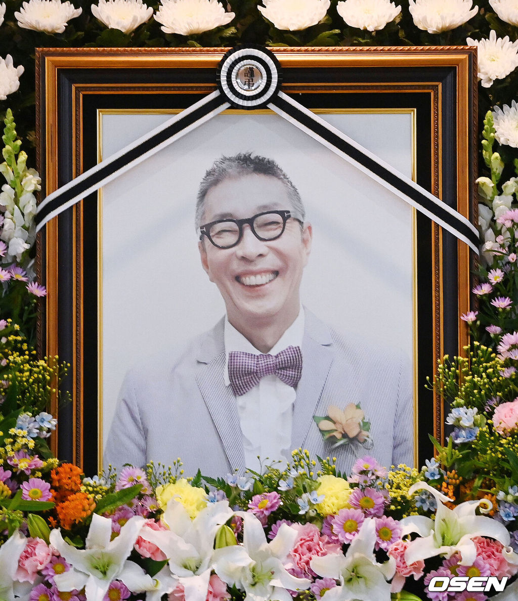 [OSEN=사진팀] 코미디언 故서세원의 빈소가 30일 서울 아산병원 장례식장에 차려졌다.  서세원은 지난 20일 오전 11시께 캄보디아 프놈펜 한인병원에서 사망했다. 30일부터 한국코미디언협회장으로 장례가 치러진다. 캄보디아에서 화장된 서세원의 유해도 이날 국내에 도착한다. 발인은 5월2일.2023.04.30 /photo@osen.co.kr<사진=사진공동취재단>