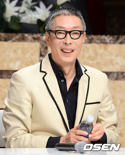 [OSEN=정송이 기자] 18일 오후 서울 강서구 가양동 CU미디어에서 진행된 채널A '서세원 남희석의 여러가지 연구소' 기자간담회에서 서세원이 취재진을 바라보고 있다.7월 초 첫 방송되는 <서세원 남희석의 여러 가지 연구소>는 서세원, 남희석 두 MC가 다양한 인생의 문제를 놓고 색다른 질문으로 명쾌한 해답을 제시하는 생존 토크쇼이다. 기존의집단 토크쇼와 달리 연예인 게스트가 아닌 실제 존재하는 다양한 연구소의 소장 10인이 패널로 출연해 살아있는 토크 한 판을 벌인다. /ouxou@osen.co.kr