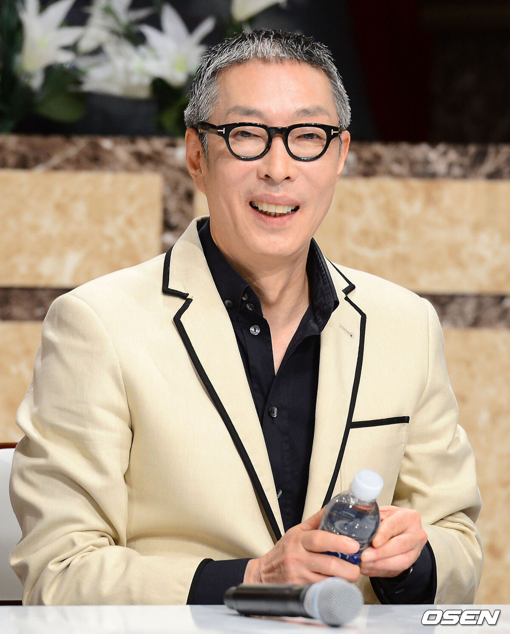 18일 오후 서울 강서구 가양동 CU미디어에서 진행된 채널A '서세원 남희석의 여러가지 연구소' 기자간담회에서 서세원이 취재진을 바라보고 있다.7월 초 첫 방송되는 <서세원 남희석의 여러 가지 연구소>는 서세원, 남희석 두 MC가 다양한 인생의 문제를 놓고 색다른 질문으로 명쾌한 해답을 제시하는 생존 토크쇼이다. 기존의집단 토크쇼와 달리 연예인 게스트가 아닌 실제 존재하는 다양한 연구소의 소장 10인이 패널로 출연해 살아있는 토크 한 판을 벌인다. /ouxou@osen.co.kr