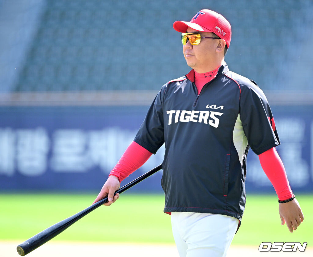 18일 오후 서울 잠실야구장에서 ‘2026 신한 SOL KBO리그’ 두산 베어스와 KIA 타이거즈의 경기가 열린다.홈팀 두산은 최승용, 방문팀 KIA는 애덤 올러를 선발로 내세운다.경기를 앞두고 KIA이범호 감독이 선수들의 훈련을 주시하고 있다. 2026.04.18 / dreamer@osen.co.kr