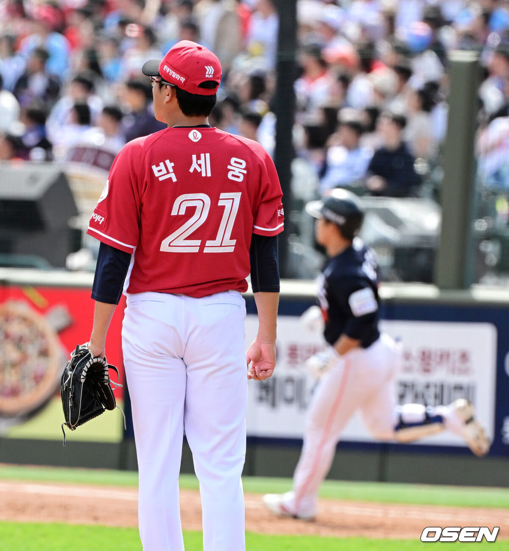 19일 부산 사직야구장에서 2026 신한 SOL KBO리그 롯데 자이언츠와 한화 이글스의 경기가 열렸다.롯데는 박세웅, 한화는 에르난데스가 선발로 나섰다.3회초 2사에서 롯데 박세웅이 한화 문현빈에 우월 솔로포를 허용하며 아쉬워하고 있다. 2026.04.19 / jpnews@osen.co.kr