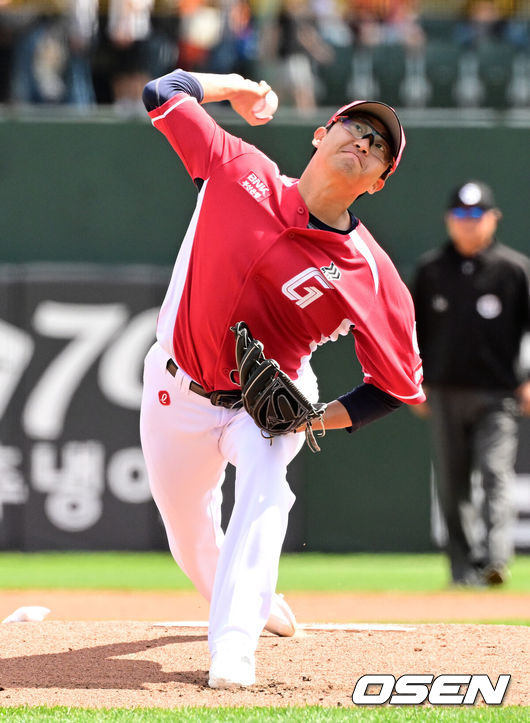 [OSEN=부산, 지형준 기자] 19일 부산 사직야구장에서 2026 신한 SOL KBO리그 롯데 자이언츠와 한화 이글스의 경기가 열렸다.롯데는 박세웅, 한화는 에르난데스가 선발로 나섰다.1회 롯데 박세웅이 역투하고 있다. 2026.04.19&nbsp;/ jpnews@osen.co.kr