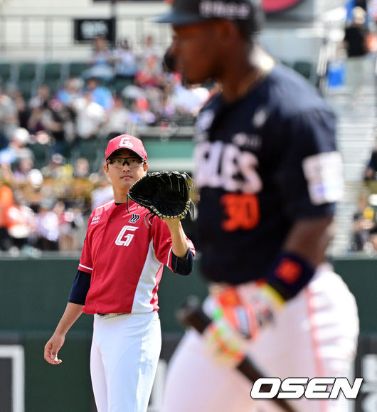 [OSEN=부산, 지형준 기자] 19일 부산 사직야구장에서 2026 신한 SOL KBO리그 롯데 자이언츠와 한화 이글스의 경기가 열렸다.롯데는 박세웅, 한화는 에르난데스가 선발로 나섰다.1회 무사 1루에서 롯데 박세웅이 한화 페라자를 삼진 처리하고 있다. 2026.04.19&nbsp;/ jpnews@osen.co.kr