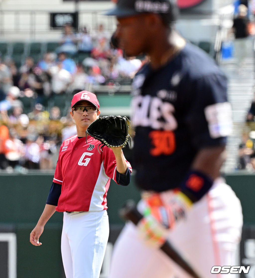 19일 부산 사직야구장에서 2026 신한 SOL KBO리그 롯데 자이언츠와 한화 이글스의 경기가 열렸다.롯데는 박세웅, 한화는 에르난데스가 선발로 나섰다.1회 무사 1루에서 롯데 박세웅이 한화 페라자를 삼진 처리하고 있다. 2026.04.19 / jpnews@osen.co.kr