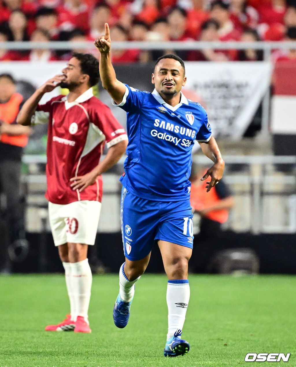 OGFC와 수원삼성 블루윙즈 레전드 매치 ‘OGFC: THE LEGENDS ARE BACK’이 19일 수원월드컵경기장에서 열렸다.OGFC는 박지성, 리오 퍼디난드, 라이언 긱스, 파트리스 에브라 등 프리미어리그 황금기를 대표하는 레전드들이 축구 콘텐츠·이벤트 제작사 슛포러브와 함께 결성한 신생 독립팀이다.수원삼성 산토스가 선제골 세리머니를 하고 있다. 2026.04.19 /cej@osen.co.kr