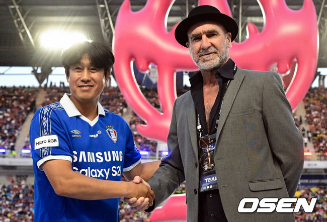 [OSEN=수원, 조은정 기자]OGFC와 수원삼성 블루윙즈 레전드 매치 ‘OGFC: THE LEGENDS ARE BACK’이 19일 수원월드컵경기장에서 열렸다.OGFC는 박지성, 리오 퍼디난드, 라이언 긱스, 파트리스 에브라 등 프리미어리그 황금기를 대표하는 레전드들이 축구 콘텐츠·이벤트 제작사 슛포러브와 함께 결성한 신생 독립팀이다.수원삼성 서정원 감독, OGFC 에릭 칸토나 감독이 인사를 나누고 있다. 2026.04.19 /cej@osen.co.kr