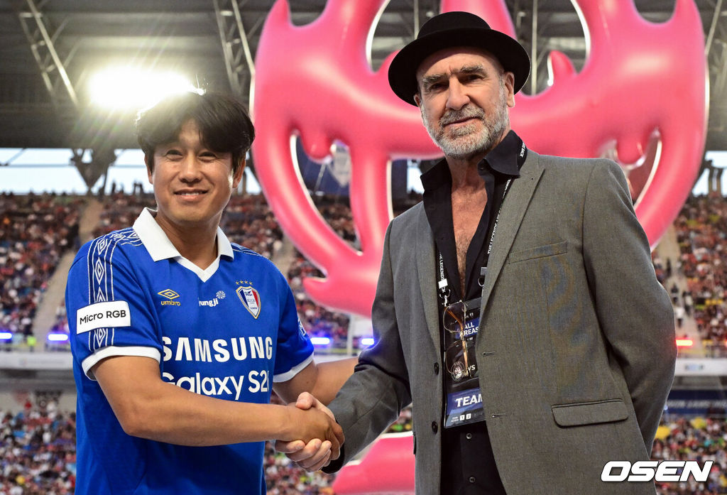 OGFC와 수원삼성 블루윙즈 레전드 매치 ‘OGFC: THE LEGENDS ARE BACK’이 19일 수원월드컵경기장에서 열렸다.OGFC는 박지성, 리오 퍼디난드, 라이언 긱스, 파트리스 에브라 등 프리미어리그 황금기를 대표하는 레전드들이 축구 콘텐츠·이벤트 제작사 슛포러브와 함께 결성한 신생 독립팀이다.수원삼성 서정원 감독, OGFC 에릭 칸토나 감독이 인사를 나누고 있다. 2026.04.19 /cej@osen.co.kr