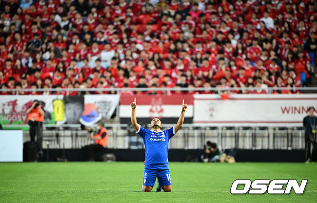 [OSEN=수원, 조은정 기자]OGFC와 수원삼성 블루윙즈 레전드 매치 ‘OGFC: THE LEGENDS ARE BACK’이 19일 수원월드컵경기장에서 열렸다.OGFC는 박지성, 리오 퍼디난드, 라이언 긱스, 파트리스 에브라 등 프리미어리그 황금기를 대표하는 레전드들이 축구 콘텐츠·이벤트 제작사 슛포러브와 함께 결성한 신생 독립팀이다.수원삼성 산토스가 선제골 세리머니를 하고 있다. 2026.04.19 /cej@osen.co.kr