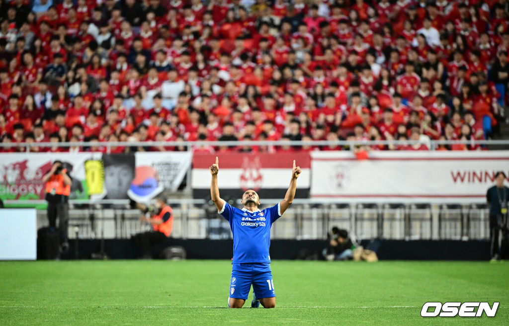OGFC와 수원삼성 블루윙즈 레전드 매치 ‘OGFC: THE LEGENDS ARE BACK’이 19일 수원월드컵경기장에서 열렸다.OGFC는 박지성, 리오 퍼디난드, 라이언 긱스, 파트리스 에브라 등 프리미어리그 황금기를 대표하는 레전드들이 축구 콘텐츠·이벤트 제작사 슛포러브와 함께 결성한 신생 독립팀이다.수원삼성 산토스가 선제골 세리머니를 하고 있다. 2026.04.19 /cej@osen.co.kr