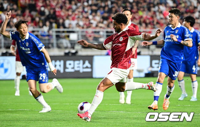 [OSEN=수원, 조은정 기자]OGFC와 수원삼성 블루윙즈 레전드 매치 ‘OGFC: THE LEGENDS ARE BACK’이 19일 수원월드컵경기장에서 열렸다.OGFC는 박지성, 리오 퍼디난드, 라이언 긱스, 파트리스 에브라 등 프리미어리그 황금기를 대표하는 레전드들이 축구 콘텐츠·이벤트 제작사 슛포러브와 함께 결성한 신생 독립팀이다.전반 OGFC 파비우 다 실바가 슛을 시도하고 있다. 2026.04.19 /cej@osen.co.kr