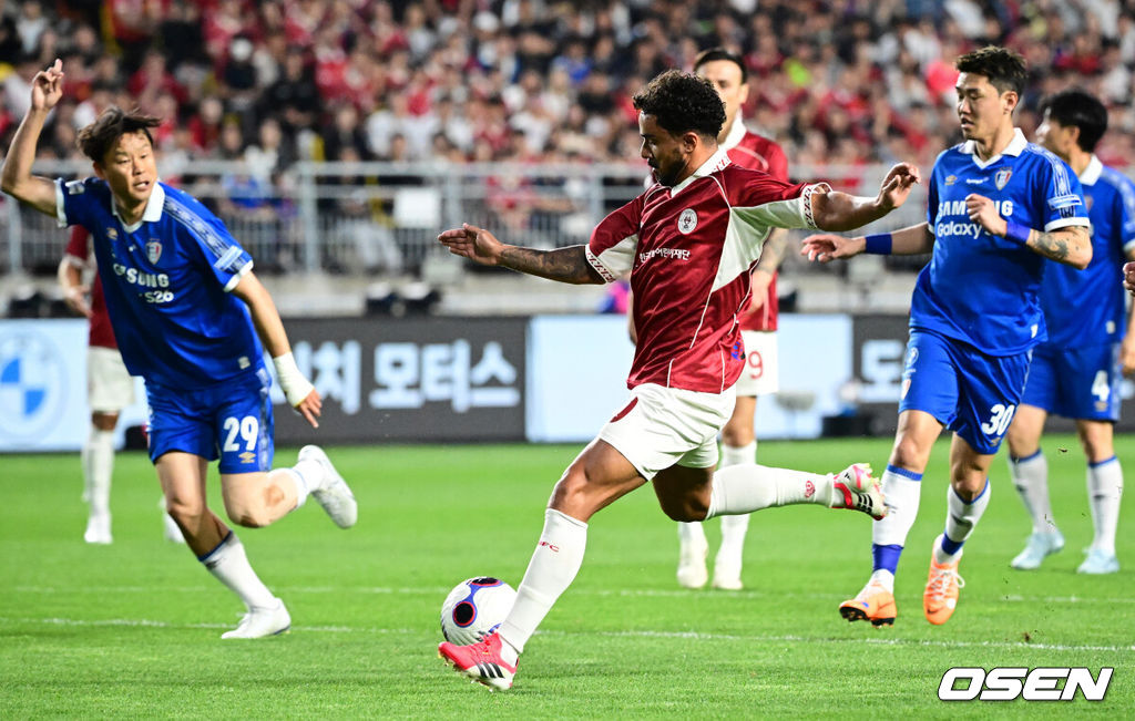 OGFC와 수원삼성 블루윙즈 레전드 매치 ‘OGFC: THE LEGENDS ARE BACK’이 19일 수원월드컵경기장에서 열렸다.OGFC는 박지성, 리오 퍼디난드, 라이언 긱스, 파트리스 에브라 등 프리미어리그 황금기를 대표하는 레전드들이 축구 콘텐츠·이벤트 제작사 슛포러브와 함께 결성한 신생 독립팀이다.전반 OGFC 파비우 다 실바가 슛을 시도하고 있다. 2026.04.19 /cej@osen.co.kr