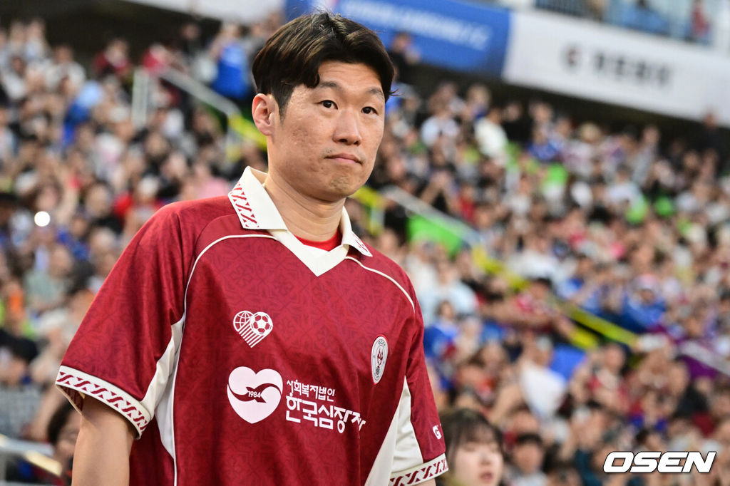 OGFC와 수원삼성 블루윙즈 레전드 매치 ‘OGFC: THE LEGENDS ARE BACK’이 19일 수원월드컵경기장에서 열렸다.OGFC는 박지성, 리오 퍼디난드, 라이언 긱스, 파트리스 에브라 등 프리미어리그 황금기를 대표하는 레전드들이 축구 콘텐츠·이벤트 제작사 슛포러브와 함께 결성한 신생 독립팀이다.OGFC 박지성이 경기장에 들어서고 있다. 2026.04.19 /cej@osen.co.kr