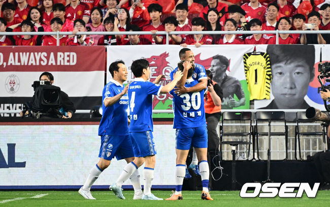 [OSEN=수원, 조은정 기자]OGFC와 수원삼성 블루윙즈 레전드 매치 ‘OGFC: THE LEGENDS ARE BACK’이 19일 수원월드컵경기장에서 열렸다.OGFC는 박지성, 리오 퍼디난드, 라이언 긱스, 파트리스 에브라 등 프리미어리그 황금기를 대표하는 레전드들이 축구 콘텐츠·이벤트 제작사 슛포러브와 함께 결성한 신생 독립팀이다.수원삼성 산토스가 선제골을 넣은 뒤 신세계에게 안기고 있다. 2026.04.19 /cej@osen.co.kr