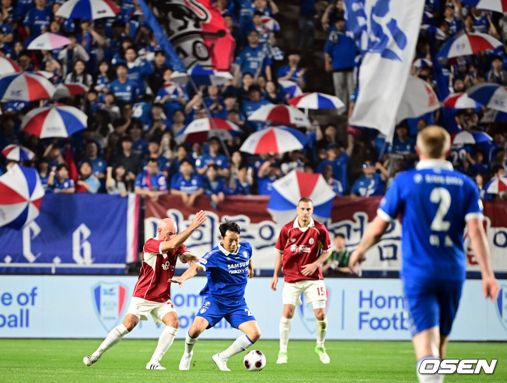 OGFC와 수원삼성 블루윙즈 레전드 매치 ‘OGFC: THE LEGENDS ARE BACK’이 19일 수원월드컵경기장에서 열렸다.OGFC는 박지성, 리오 퍼디난드, 라이언 긱스, 파트리스 에브라 등 프리미어리그 황금기를 대표하는 레전드들이 축구 콘텐츠·이벤트 제작사 슛포러브와 함께 결성한 신생 독립팀이다.후반 수원삼성 염기훈이 드리블을 하고 있다. 2026.04.19 /cej@osen.co.kr