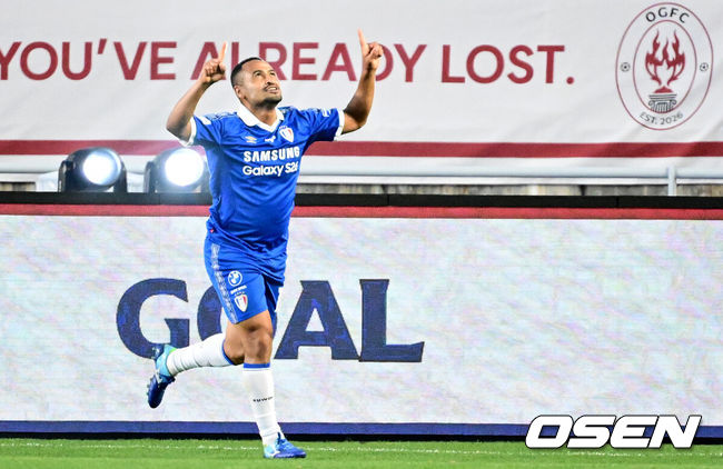 [OSEN=수원, 조은정 기자]OGFC와 수원삼성 블루윙즈 레전드 매치 ‘OGFC: THE LEGENDS ARE BACK’이 19일 수원월드컵경기장에서 열렸다.OGFC는 박지성, 리오 퍼디난드, 라이언 긱스, 파트리스 에브라 등 프리미어리그 황금기를 대표하는 레전드들이 축구 콘텐츠·이벤트 제작사 슛포러브와 함께 결성한 신생 독립팀이다.수원삼성 산토스가 선제골을 넣은 뒤 세리머니를 하고 있다. 2026.04.19 /cej@osen.co.kr