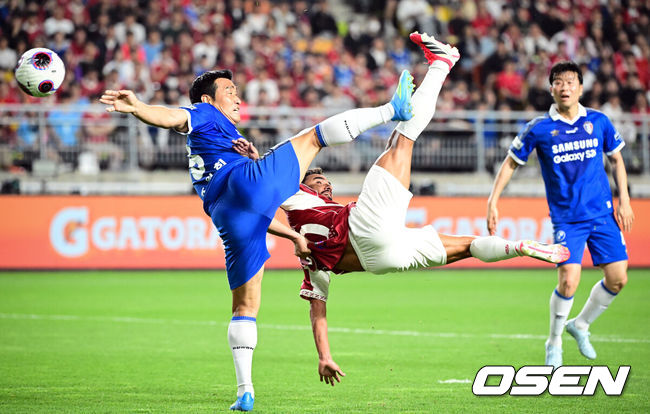 [OSEN=수원, 조은정 기자]OGFC와 수원삼성 블루윙즈 레전드 매치 ‘OGFC: THE LEGENDS ARE BACK’이 19일 수원월드컵경기장에서 열렸다.OGFC는 박지성, 리오 퍼디난드, 라이언 긱스, 파트리스 에브라 등 프리미어리그 황금기를 대표하는 레전드들이 축구 콘텐츠·이벤트 제작사 슛포러브와 함께 결성한 신생 독립팀이다.전반 OGFC 파비우 다 실바가 오버헤드킥을 시도하고 있다. 2026.04.19 /cej@osen.co.kr