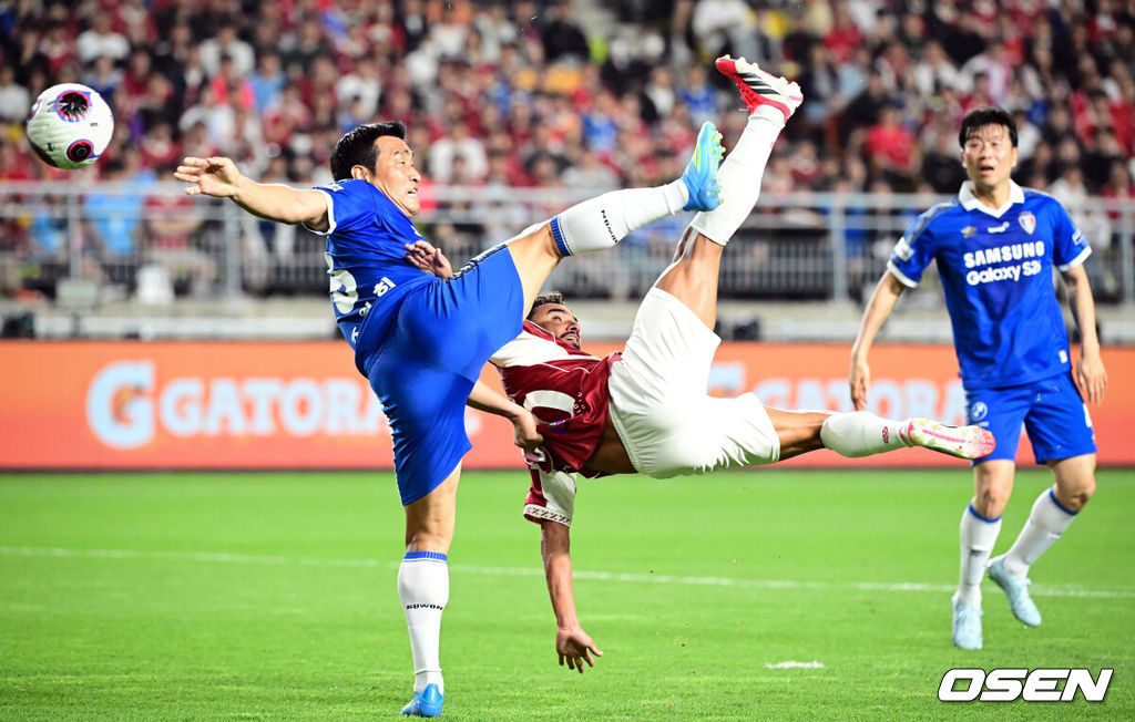 OGFC와 수원삼성 블루윙즈 레전드 매치 ‘OGFC: THE LEGENDS ARE BACK’이 19일 수원월드컵경기장에서 열렸다.OGFC는 박지성, 리오 퍼디난드, 라이언 긱스, 파트리스 에브라 등 프리미어리그 황금기를 대표하는 레전드들이 축구 콘텐츠·이벤트 제작사 슛포러브와 함께 결성한 신생 독립팀이다.전반 OGFC 파비우 다 실바가 오버헤드킥을 시도하고 있다. 2026.04.19 /cej@osen.co.kr