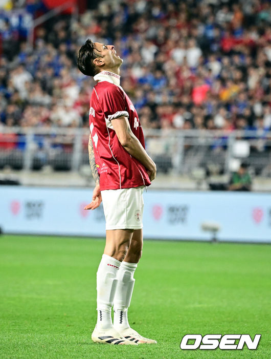 [OSEN=수원, 조은정 기자]OGFC와 수원삼성 블루윙즈 레전드 매치 ‘OGFC: THE LEGENDS ARE BACK’이 19일 수원월드컵경기장에서 열렸다.OGFC는 박지성, 리오 퍼디난드, 라이언 긱스, 파트리스 에브라 등 프리미어리그 황금기를 대표하는 레전드들이 축구 콘텐츠·이벤트 제작사 슛포러브와 함께 결성한 신생 독립팀이다.후반 OGFC 디미타르 베르바토프가 슛이 막히자 아쉬워하고 있다. 2026.04.19 /cej@osen.co.kr