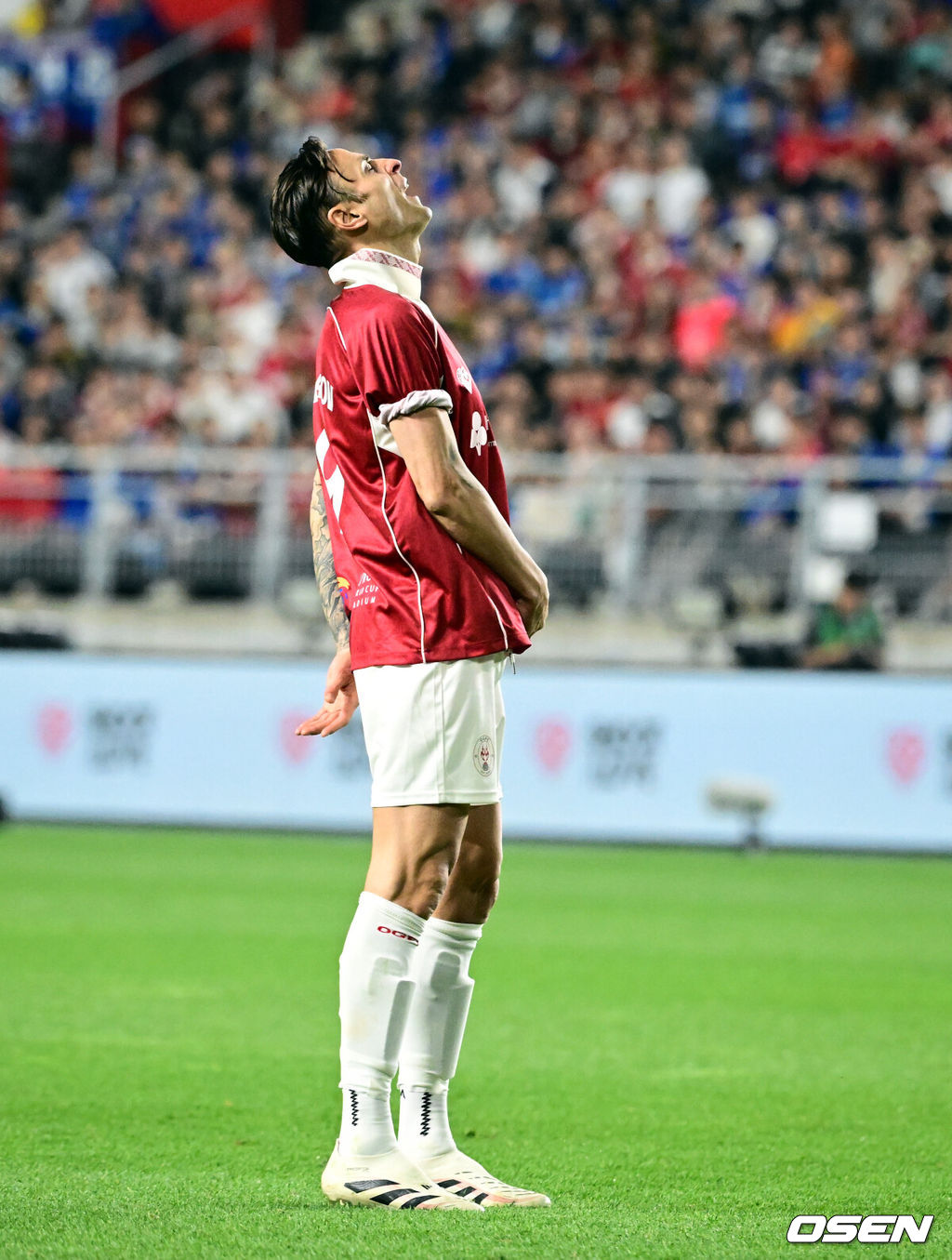 OGFC와 수원삼성 블루윙즈 레전드 매치 ‘OGFC: THE LEGENDS ARE BACK’이 19일 수원월드컵경기장에서 열렸다.OGFC는 박지성, 리오 퍼디난드, 라이언 긱스, 파트리스 에브라 등 프리미어리그 황금기를 대표하는 레전드들이 축구 콘텐츠·이벤트 제작사 슛포러브와 함께 결성한 신생 독립팀이다.후반 OGFC 디미타르 베르바토프가 슛이 막히자 아쉬워하고 있다. 2026.04.19 /cej@osen.co.kr