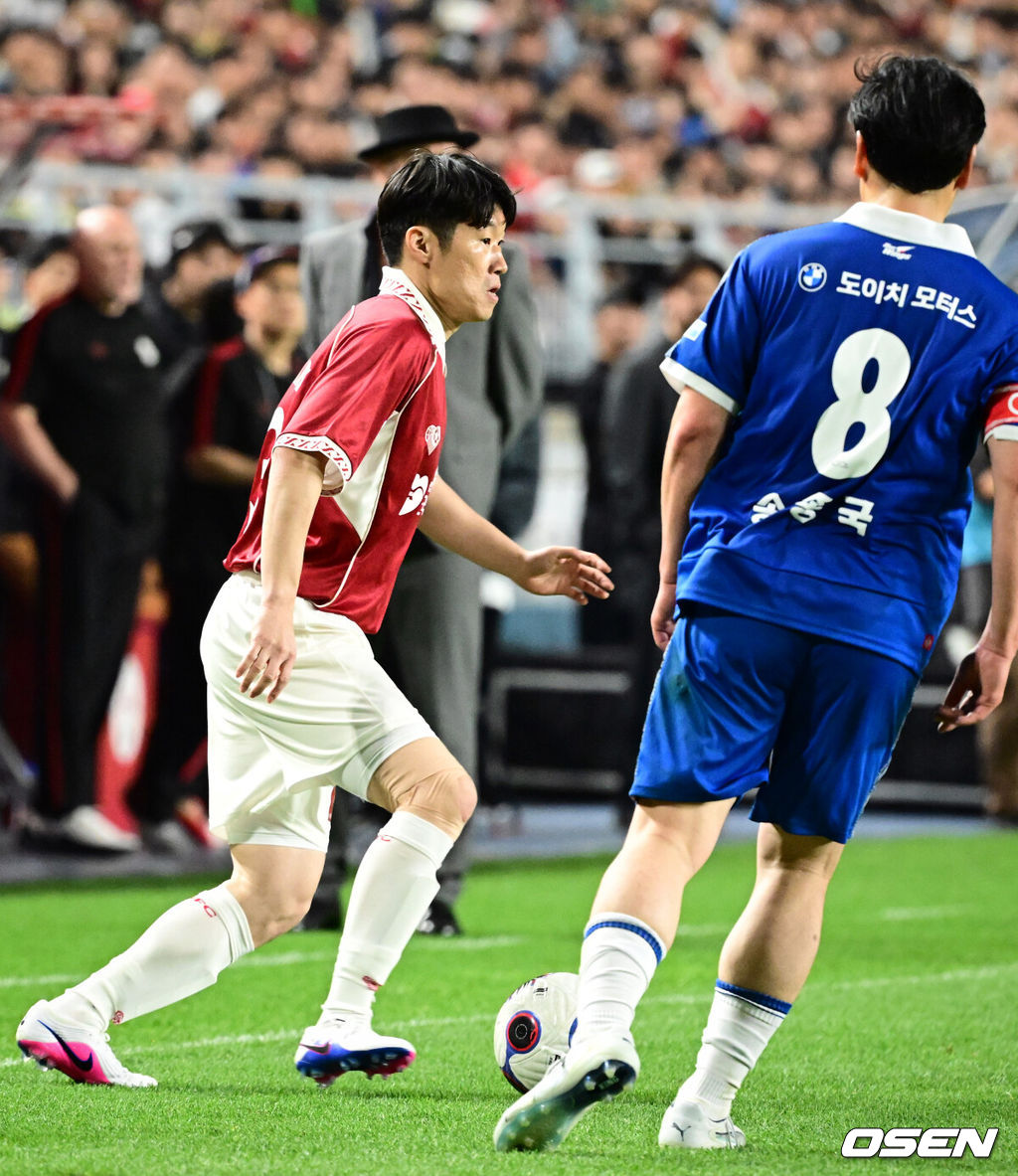 OGFC와 수원삼성 블루윙즈 레전드 매치 ‘OGFC: THE LEGENDS ARE BACK’이 19일 수원월드컵경기장에서 열렸다.OGFC는 박지성, 리오 퍼디난드, 라이언 긱스, 파트리스 에브라 등 프리미어리그 황금기를 대표하는 레전드들이 축구 콘텐츠·이벤트 제작사 슛포러브와 함께 결성한 신생 독립팀이다.후반 OGFC 박지성이 드리블을 하고 있다. 2026.04.19 /cej@osen.co.kr