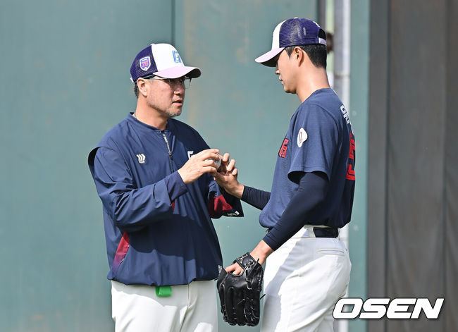 [OSEN=타이난(대만) , 이석우 기자] 프로야구 롯데 자이언츠가 31일(한국시간) 대만 타이난 아시아-태평양 국제야구센터에 스프링캠프를 차리고 구슬땀을 흘렸다.김태형 감독 등&nbsp;코치진과 투수&nbsp;20명,&nbsp;포수&nbsp;5명,&nbsp;내야수&nbsp;9명,&nbsp;외야수&nbsp;7명 등 총&nbsp;41명의 선수단이 1월 20일까지 1차 캠프에서 체력 강화와 기술 훈련을 치른 뒤 21일부터 3월 5일까지 일본 미야자키로 옮겨 2차 캠프에서 구춘리그에 참가해 실전 감각을 점검한다.롯데 김상진 코치가 윤성빈에게 그립에 대해 조언하고 있다. 2026.01.31 / foto0307@osen.co.kr