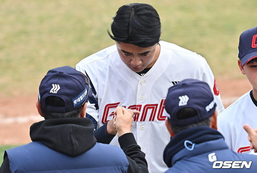 12일 부산 사직야구장에서 2026 신한 SOL KBO 리그 롯데 자이언츠와 KT 위즈의 시범경기가 열렸다. 이날 부산 사직과 이천, 대전, 광주, 마산 5개구장에서 막을 올렸다.롯데 자이언츠 윤성빈이 KT 위즈에 4-3으로 승리한 후 김태형 감독과 하이파이브를 하고 있다. 2026.03.12 / foto0307@osen.co.kr