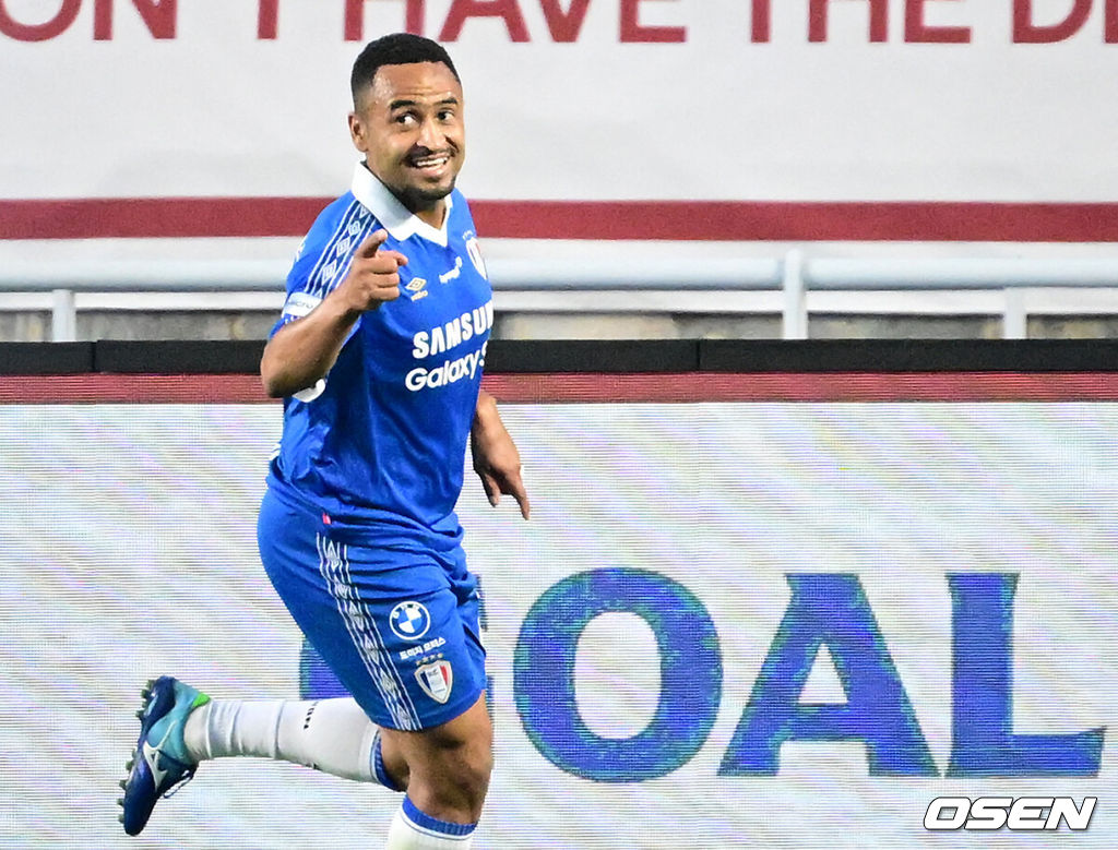 '해버지' 박지성(45)이 다시 수원월드컵경기장 잔디를 밟았다. 하지만 승자는 홈팬들의 웅장한 응원에 힘입은 수원 삼성 레전드 팀이었다.OGFC는 19일 오후 7시 수원월드컵경기장에서 수원 삼성 레전드 팀과 맞붙어 0-1로 패했다. 이번 경기는 박지성을 비롯해 프리미어리그 황금기를 이끌었던 전설들이 '슛포러브'와 함께 창단한 신생 독립 팀 OGFC가 닻을 올리는 첫 무대였지만, 총 38027명의 관중이 입장한 가운데 아쉬운 패배로 막을 내렸다.수원삼성 산토스가 선제골을 넣은 뒤 기뻐하고 있다. 2026.04.19 /cej@osen.co.kr