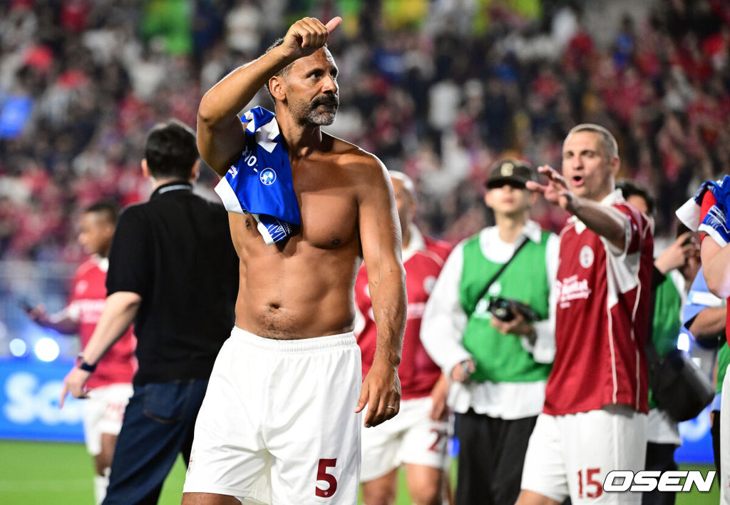 '해버지' 박지성(45)이 다시 수원월드컵경기장 잔디를 밟았다. 하지만 승자는 홈팬들의 웅장한 응원에 힘입은 수원 삼성 레전드 팀이었다.OGFC는 19일 오후 7시 수원월드컵경기장에서 수원 삼성 레전드 팀과 맞붙어 0-1로 패했다. 이번 경기는 박지성을 비롯해 프리미어리그 황금기를 이끌었던 전설들이 '슛포러브'와 함께 창단한 신생 독립 팀 OGFC가 닻을 올리는 첫 무대였지만, 총 38027명의 관중이 입장한 가운데 아쉬운 패배로 막을 내렸다.OGFC 리오 퍼디난드가 관중들을 향해 엄지를 보내고 있다. 2026.04.19 /cej@osen.co.kr