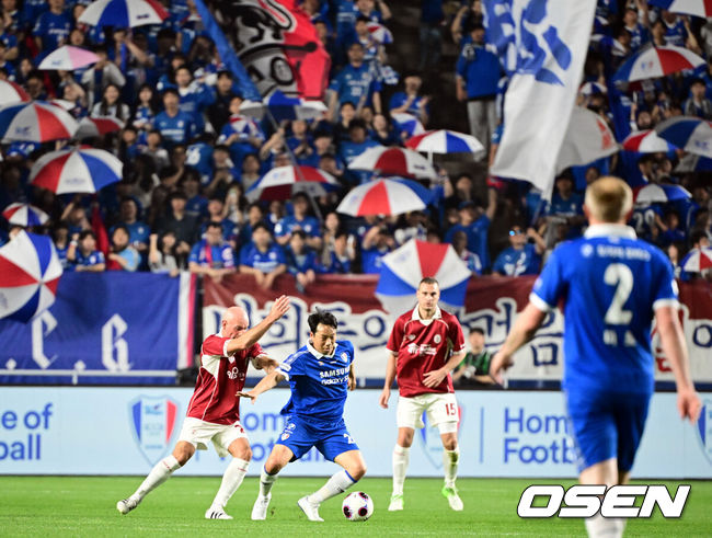 [OSEN=수원, 조은정 기자]OGFC와 수원삼성 블루윙즈 레전드 매치 ‘OGFC: THE LEGENDS ARE BACK’이 19일 수원월드컵경기장에서 열렸다.OGFC는 박지성, 리오 퍼디난드, 라이언 긱스, 파트리스 에브라 등 프리미어리그 황금기를 대표하는 레전드들이 축구 콘텐츠·이벤트 제작사 슛포러브와 함께 결성한 신생 독립팀이다.후반 수원삼성 염기훈이 드리블을 하고 있다. 2026.04.19 /cej@osen.co.kr