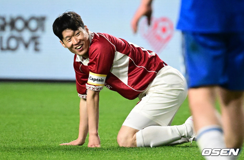 OGFC와 수원삼성 블루윙즈 레전드 매치 ‘OGFC: THE LEGENDS ARE BACK’이 19일 수원월드컵경기장에서 열렸다.OGFC는 박지성, 리오 퍼디난드, 라이언 긱스, 파트리스 에브라 등 프리미어리그 황금기를 대표하는 레전드들이 축구 콘텐츠·이벤트 제작사 슛포러브와 함께 결성한 신생 독립팀이다.후반 OGFC 박지성이 슛동작 중 파울을 당한 뒤 관중들의 야유에 웃음을 짓고 있다. 2026.04.19 /cej@osen.co.kr