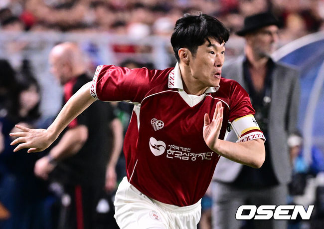 [OSEN=수원, 조은정 기자]OGFC와 수원삼성 블루윙즈 레전드 매치 ‘OGFC: THE LEGENDS ARE BACK’이 19일 수원월드컵경기장에서 열렸다.OGFC는 박지성, 리오 퍼디난드, 라이언 긱스, 파트리스 에브라 등 프리미어리그 황금기를 대표하는 레전드들이 축구 콘텐츠·이벤트 제작사 슛포러브와 함께 결성한 신생 독립팀이다.후반 OGFC 박지성이 질주하고 있다. 2026.04.19 /cej@osen.co.kr