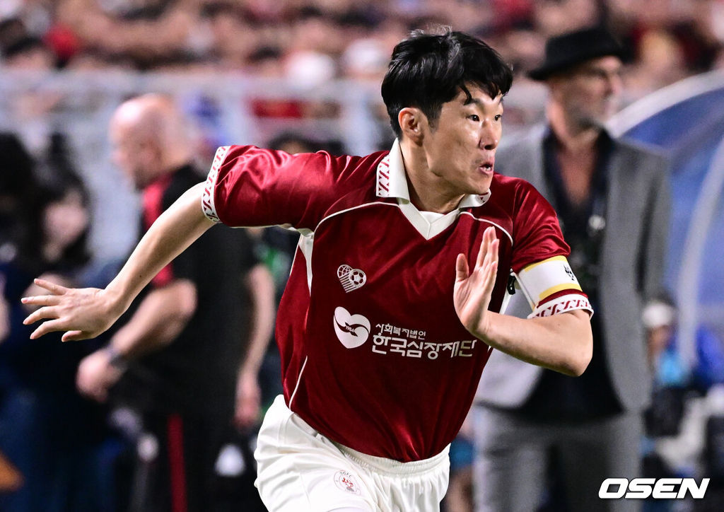 OGFC와 수원삼성 블루윙즈 레전드 매치 ‘OGFC: THE LEGENDS ARE BACK’이 19일 수원월드컵경기장에서 열렸다.OGFC는 박지성, 리오 퍼디난드, 라이언 긱스, 파트리스 에브라 등 프리미어리그 황금기를 대표하는 레전드들이 축구 콘텐츠·이벤트 제작사 슛포러브와 함께 결성한 신생 독립팀이다.후반 OGFC 박지성이 질주하고 있다. 2026.04.19 /cej@osen.co.kr