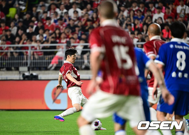 [OSEN=수원, 조은정 기자]'해버지' 박지성(45)이 다시 수원월드컵경기장 잔디를 밟았다. 하지만 승자는 홈팬들의 웅장한 응원에 힘입은&nbsp;수원 삼성 레전드 팀이었다.OGFC는 19일 오후 7시&nbsp;수원월드컵경기장에서&nbsp;수원 삼성 레전드 팀과 맞붙어 0-1로 패했다. 이번 경기는&nbsp;박지성을 비롯해 프리미어리그 황금기를 이끌었던 전설들이 '슛포러브'와 함께 창단한 신생 독립 팀 OGFC가 닻을 올리는 첫 무대였지만, 총 38027명의 관중이 입장한 가운데 아쉬운 패배로 막을 내렸다.후반 OGFC 박지성이 슛을 시도하고 있다. 2026.04.19 /cej@osen.co.kr