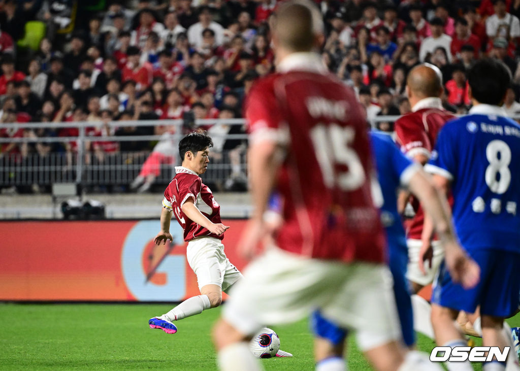 '해버지' 박지성(45)이 다시 수원월드컵경기장 잔디를 밟았다. 하지만 승자는 홈팬들의 웅장한 응원에 힘입은 수원 삼성 레전드 팀이었다.OGFC는 19일 오후 7시 수원월드컵경기장에서 수원 삼성 레전드 팀과 맞붙어 0-1로 패했다. 이번 경기는 박지성을 비롯해 프리미어리그 황금기를 이끌었던 전설들이 '슛포러브'와 함께 창단한 신생 독립 팀 OGFC가 닻을 올리는 첫 무대였지만, 총 38027명의 관중이 입장한 가운데 아쉬운 패배로 막을 내렸다.후반 OGFC 박지성이 슛을 시도하고 있다. 2026.04.19 /cej@osen.co.kr