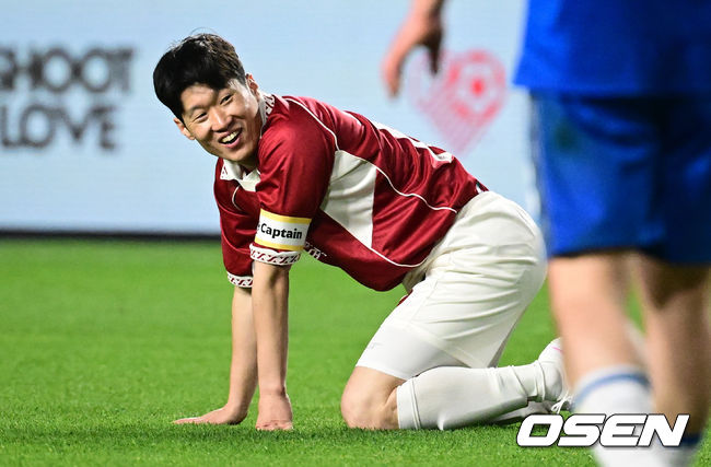[OSEN=수원, 조은정 기자]OGFC와 수원삼성 블루윙즈 레전드 매치 ‘OGFC: THE LEGENDS ARE BACK’이 19일 수원월드컵경기장에서 열렸다.OGFC는 박지성, 리오 퍼디난드, 라이언 긱스, 파트리스 에브라 등 프리미어리그 황금기를 대표하는 레전드들이 축구 콘텐츠·이벤트 제작사 슛포러브와 함께 결성한 신생 독립팀이다.후반 OGFC 박지성이 슛동작 중 파울을 당한 뒤 관중들의 야유에 웃음을 짓고 있다. 2026.04.19 /cej@osen.co.kr