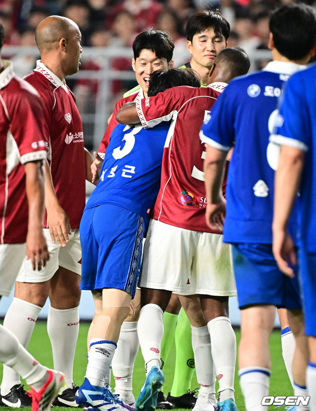 '해버지' 박지성(45)이 다시 수원월드컵경기장 잔디를 밟았다. 하지만 승자는 홈팬들의 웅장한 응원에 힘입은 수원 삼성 레전드 팀이었다.OGFC는 19일 오후 7시 수원월드컵경기장에서 수원 삼성 레전드 팀과 맞붙어 0-1로 패했다. 이번 경기는 박지성을 비롯해 프리미어리그 황금기를 이끌었던 전설들이 '슛포러브'와 함께 창단한 신생 독립 팀 OGFC가 닻을 올리는 첫 무대였지만, 총 38027명의 관중이 입장한 가운데 아쉬운 패배로 막을 내렸다.OGFC 에브라가 박지성에게 태클을 건 수원삼성 이병근에게 장난을 치고 있다. 2026.04.19 /cej@osen.co.kr