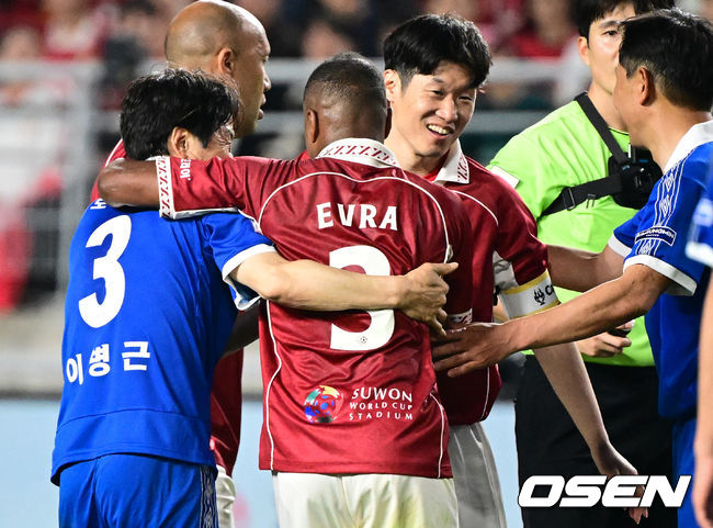 [OSEN=수원, 조은정 기자]'해버지' 박지성(45)이 다시 수원월드컵경기장 잔디를 밟았다. 하지만 승자는 홈팬들의 웅장한 응원에 힘입은&nbsp;수원 삼성 레전드 팀이었다.OGFC는 19일 오후 7시&nbsp;수원월드컵경기장에서&nbsp;수원 삼성 레전드 팀과 맞붙어 0-1로 패했다. 이번 경기는&nbsp;박지성을 비롯해 프리미어리그 황금기를 이끌었던 전설들이 '슛포러브'와 함께 창단한 신생 독립 팀 OGFC가 닻을 올리는 첫 무대였지만, 총 38027명의 관중이 입장한 가운데 아쉬운 패배로 막을 내렸다.OGFC 에브라가 박지성에게 태클을 건 수원삼성 이병근에게 장난을 치고 있다. 2026.04.19 /cej@osen.co.kr