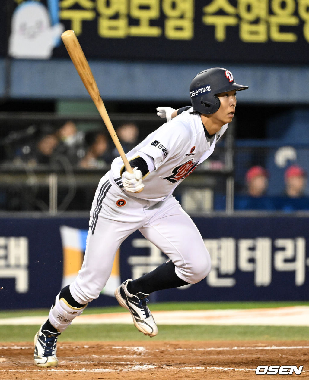 17일 서울 잠실야구장에서 2026 신한 SOL KBO리그 두산 베어스와 KIA 타이거즈의 경기가 열렸다.이날 두산은 잭로그, KIA는 이의리를 선발로 내세웠다.8회말 2사 1루에서 두산 김민석이 우전 적시 2루타를 치고 있다. 2026.04.17 /sunday@osen.co.kr