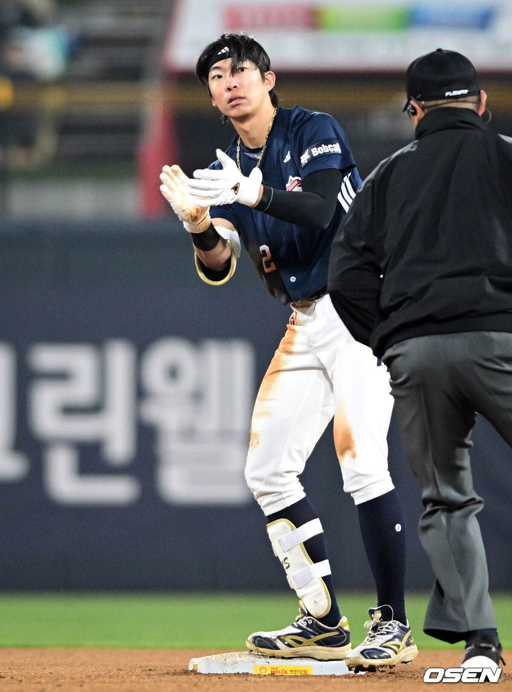 마법사군단이 천신만고 끝 연패를 끊었다. KT 위즈는 11일 수원KT위즈파크에서 열린 2026 신한 SOL KBO리그 두산 베어스와의 시즌 2차전에서 6-4로 승리했다. 8회초 무사 1루에서 두산 김민석이 우익선상으로 2루타를 날린 뒤 기뻐하고 있다. 2026.04.11 /cej@osen.co.kr