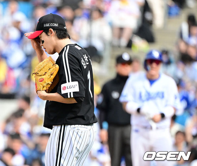 [OSEN=대구, 지형준 기자] 18일 대구삼성라이온즈파크에서 2026 신한 SOL KBO리그 삼성 라이온즈와 LG 트윈스의 경기가 열렸다.7연승에 도전하는 삼성은 잭 오러클린, LG는 임찬규가 선발로 나섰다.5회말 1사 2루에서 LG 임찬규가 삼성 최형우에게 1타점 우전 적시타를 허용하며 강판 당하고 있다. 2026.04.18&nbsp;/ jpnews@osen.co.kr